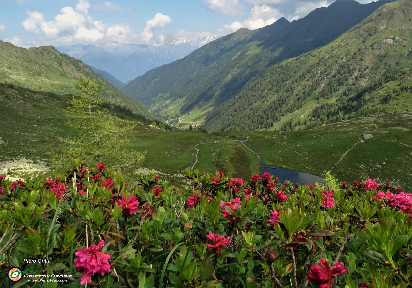 34 Lago piccolo (1986 m) con baita e vista sulla Valle Lunga.JPG